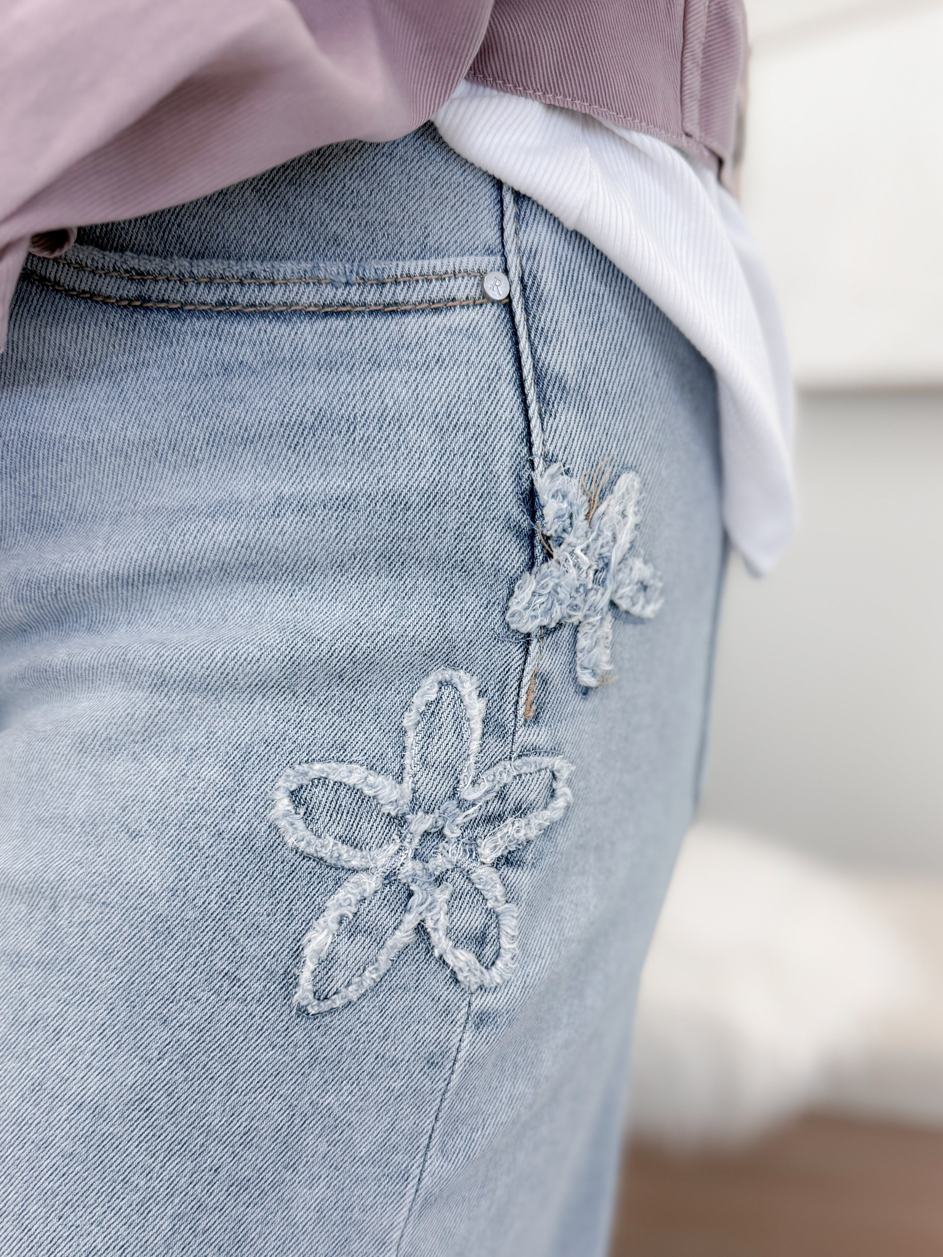 DeDe Barrel Leg Jeans by Risen