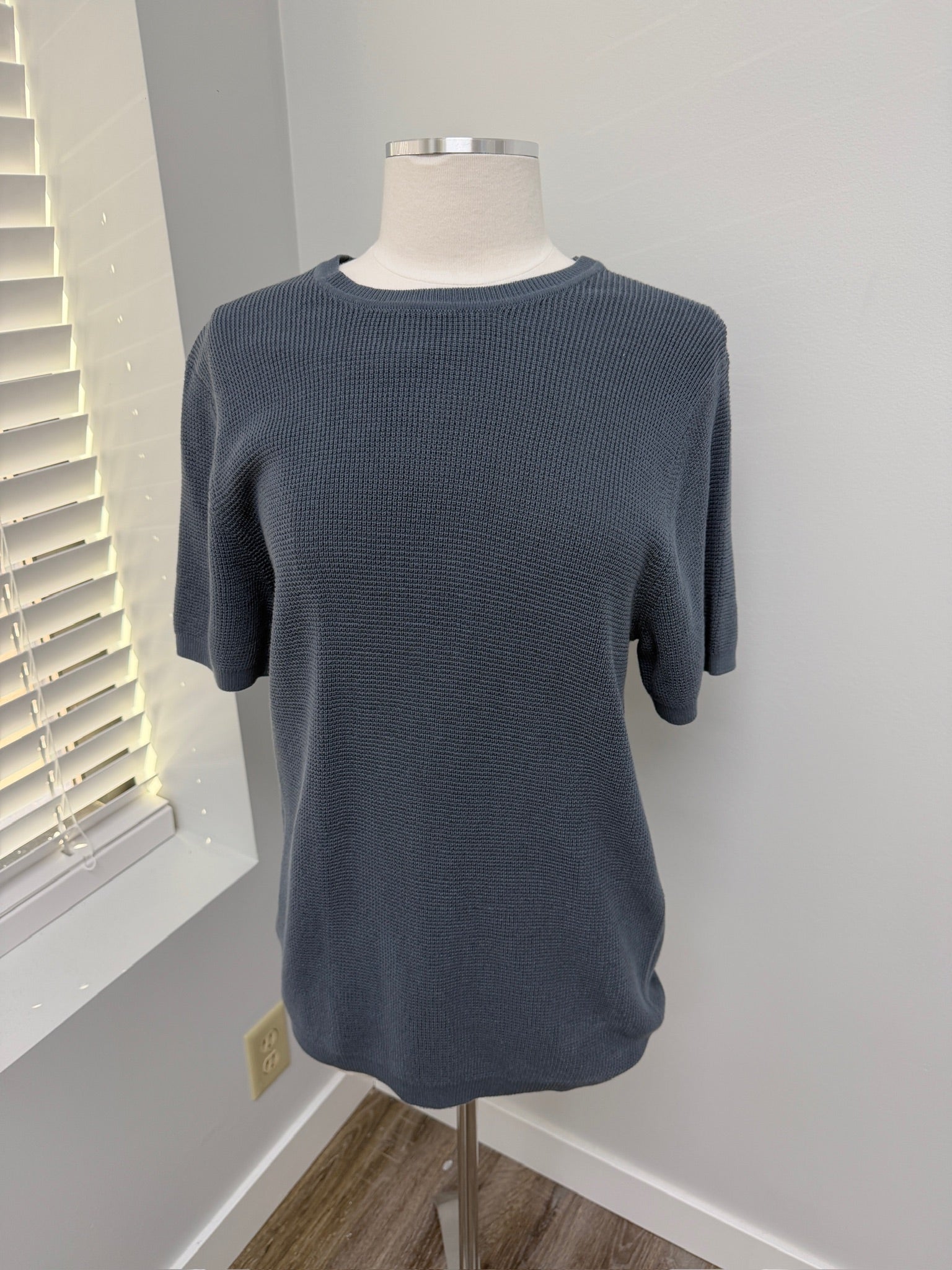 #161- Mens Sweater Tee Size M