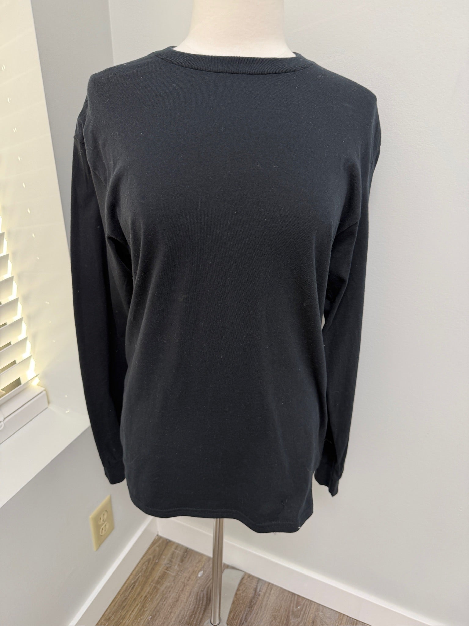 #168- Black Long Sleeve Size M