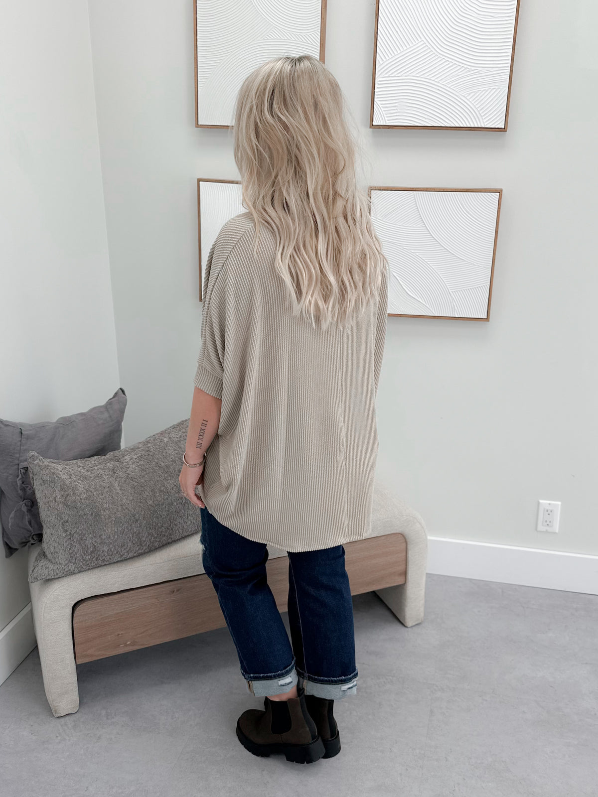 Keegan Wavy Tee in Taupe