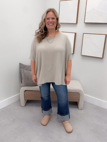 Keegan Wavy Tee in Taupe