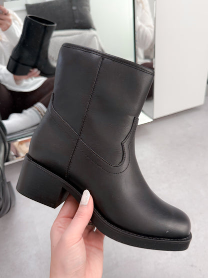 Oberon Boots In Black