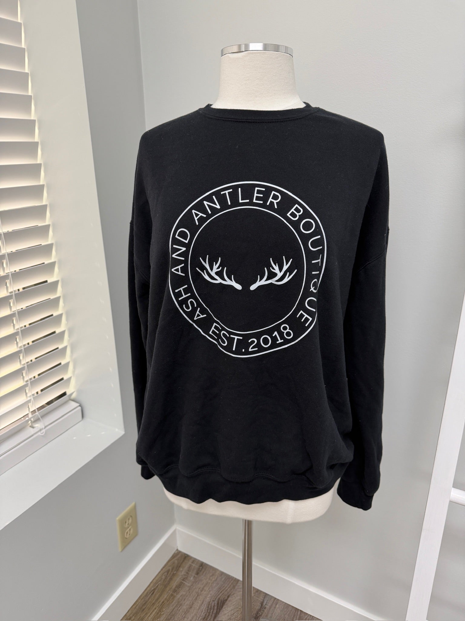 #47- Black Pullover Size L