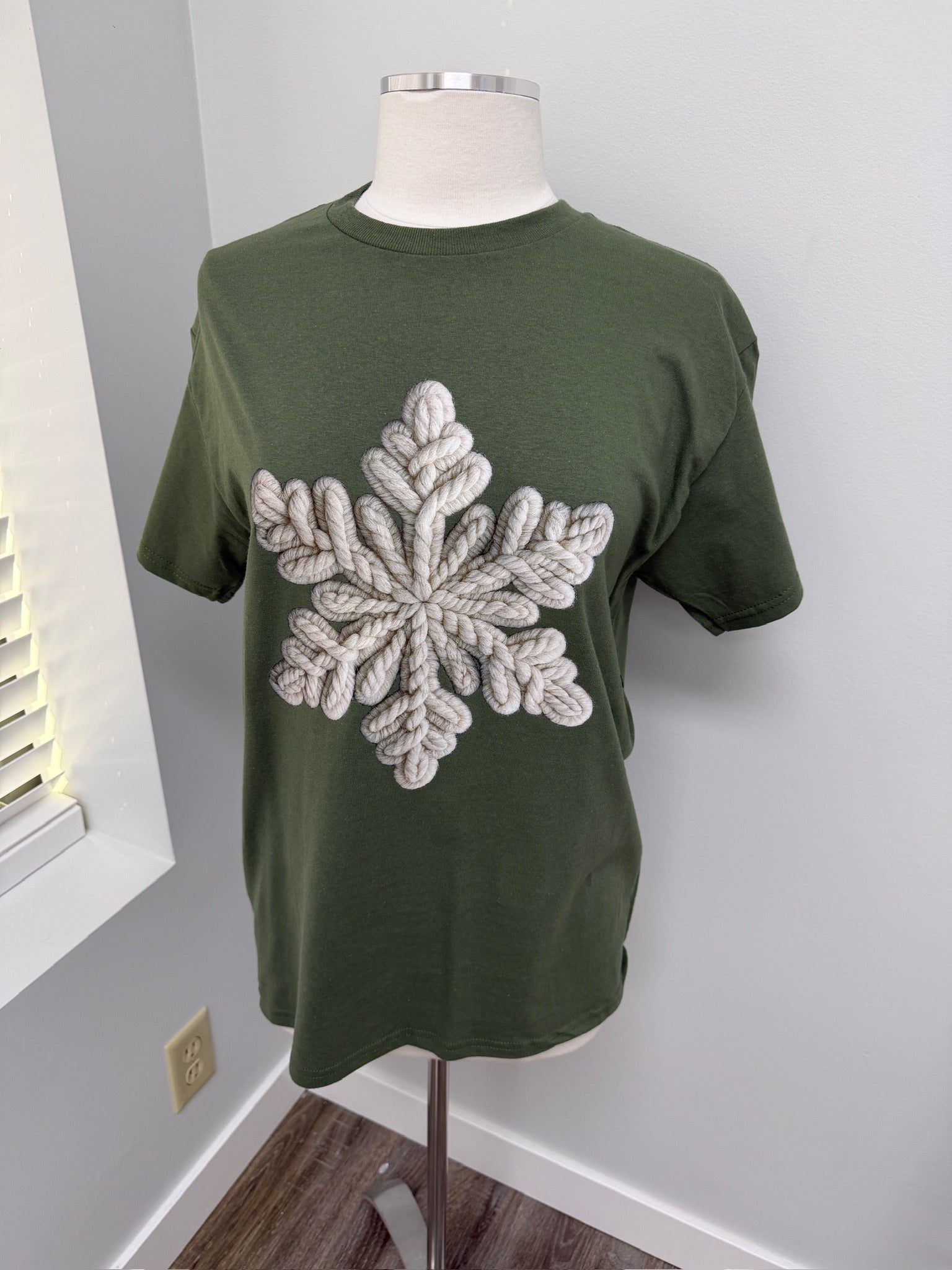 #119- Green Snowflake Tee Size M